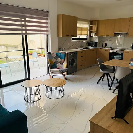 アパート Brand New, Finikoudes Area